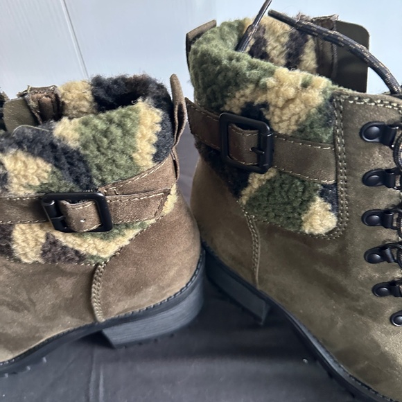 Madden Girl Hayess  Faux-Fur Lugg Sole Hiker Bootie boots Women’s Size 8 - Picture 7 of 9
